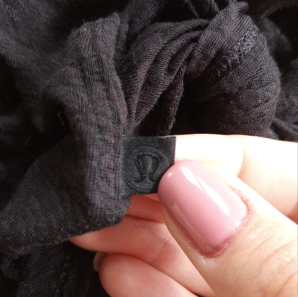 Lululemon tank top. Sz.s-m. Black